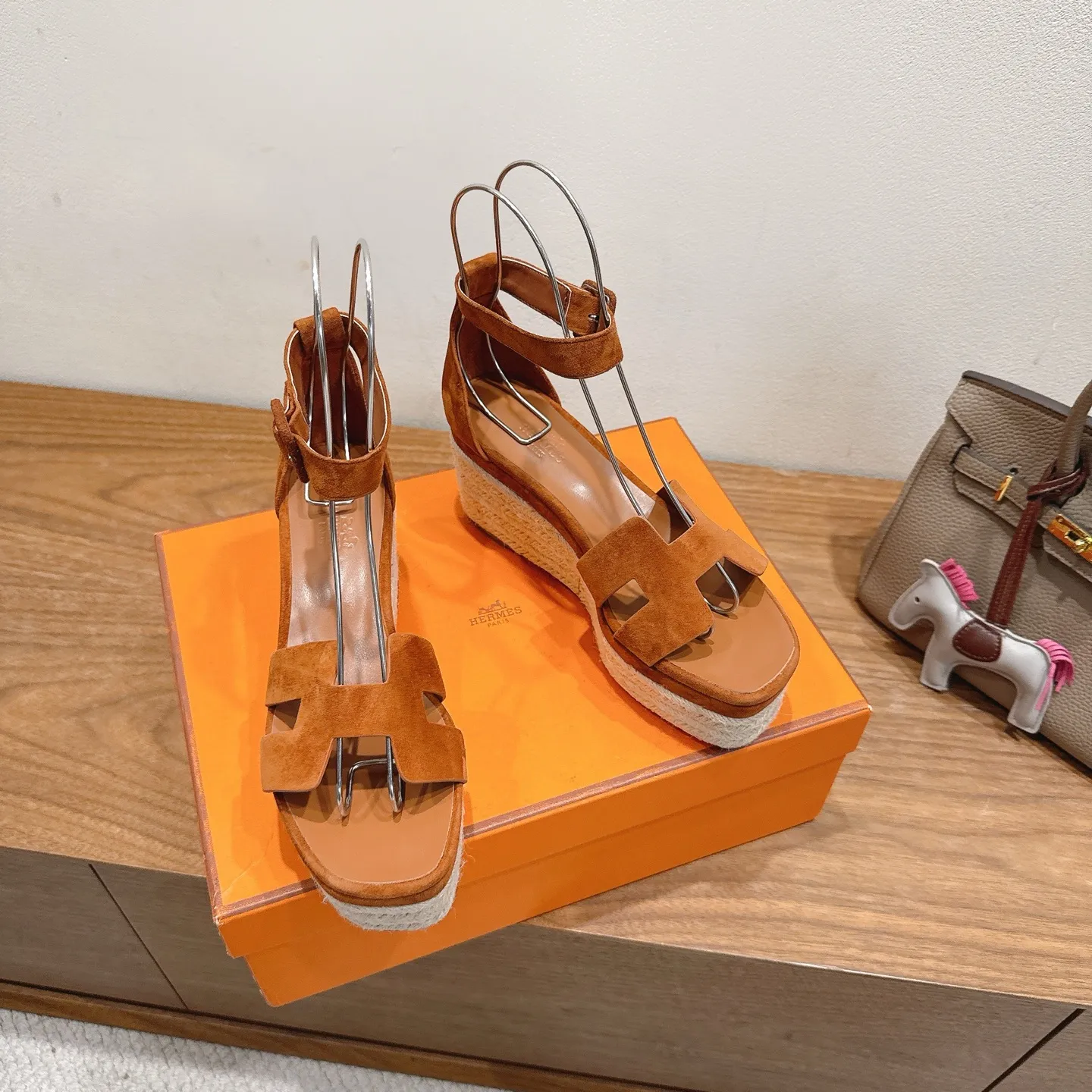 👟👟Ex-factory price 720👟👟 Hermes... a Eclair 2025 new color + popular series, the version is super positive, with a certain thickness, which makes the legs longer! Breathable, comfortable calfskin, spring and summer color matching, this item is both beautiful and comfortable! Channel supply code size: 35-39 can be ordered as 40.41 with airplane box ➕20